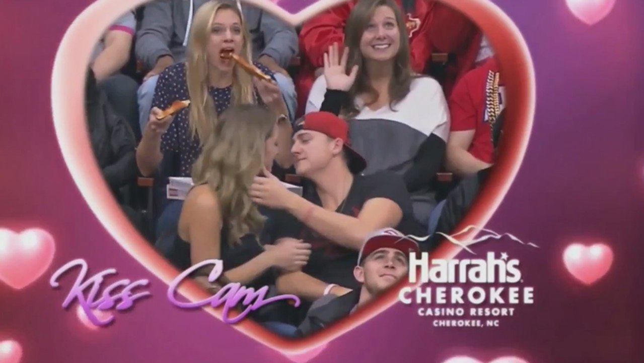 Une fille engloutie ses pizzas alors qu'elle est sur la Kisscam sans s'en rendre compte !