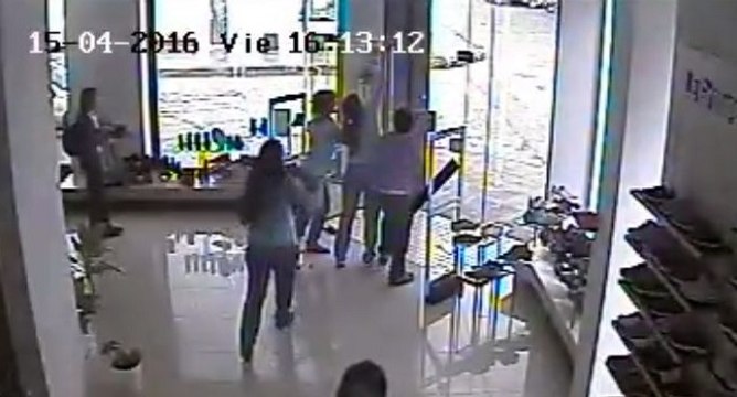 Le passage d’une tornade F3 filmé depuis un magasin