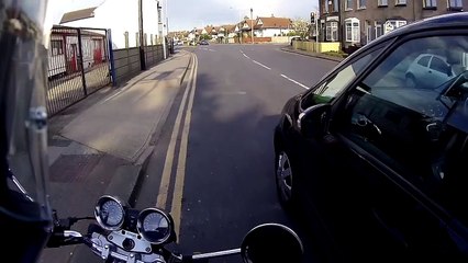 Um simples gesto deste motociclista foi o suficiente para tornar o dia desta criança especial