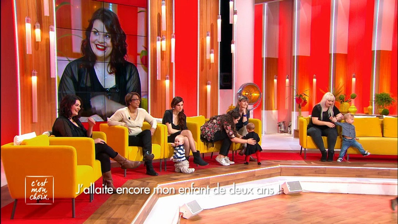 Allaiter son enfant en public, est-ce choquant? Ces mères de famille témoignent ! - VIDEO