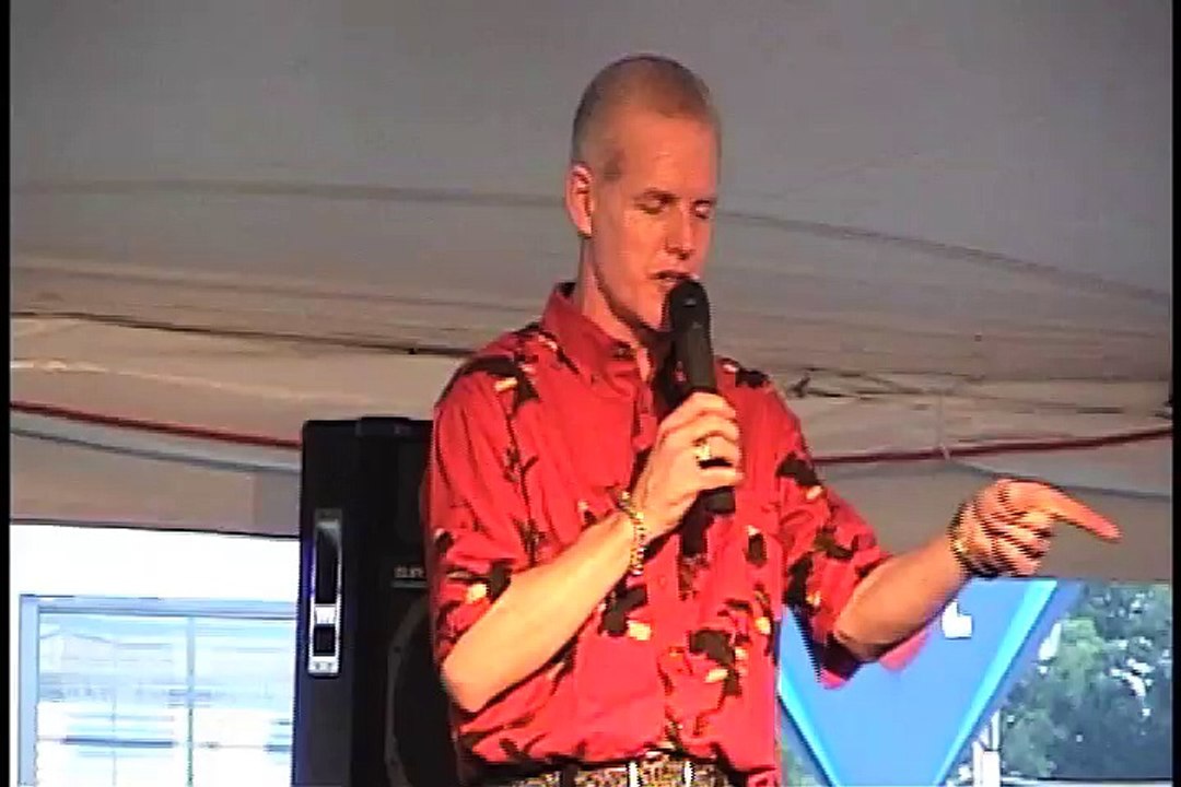 Chris Drummond sings 'Little Sister' Elvis Week 2004