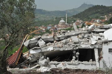 Lüks villa yerle bir oldu