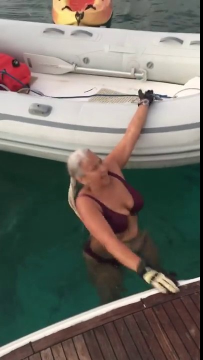 Technique pour monter dans un bateau pneumatique