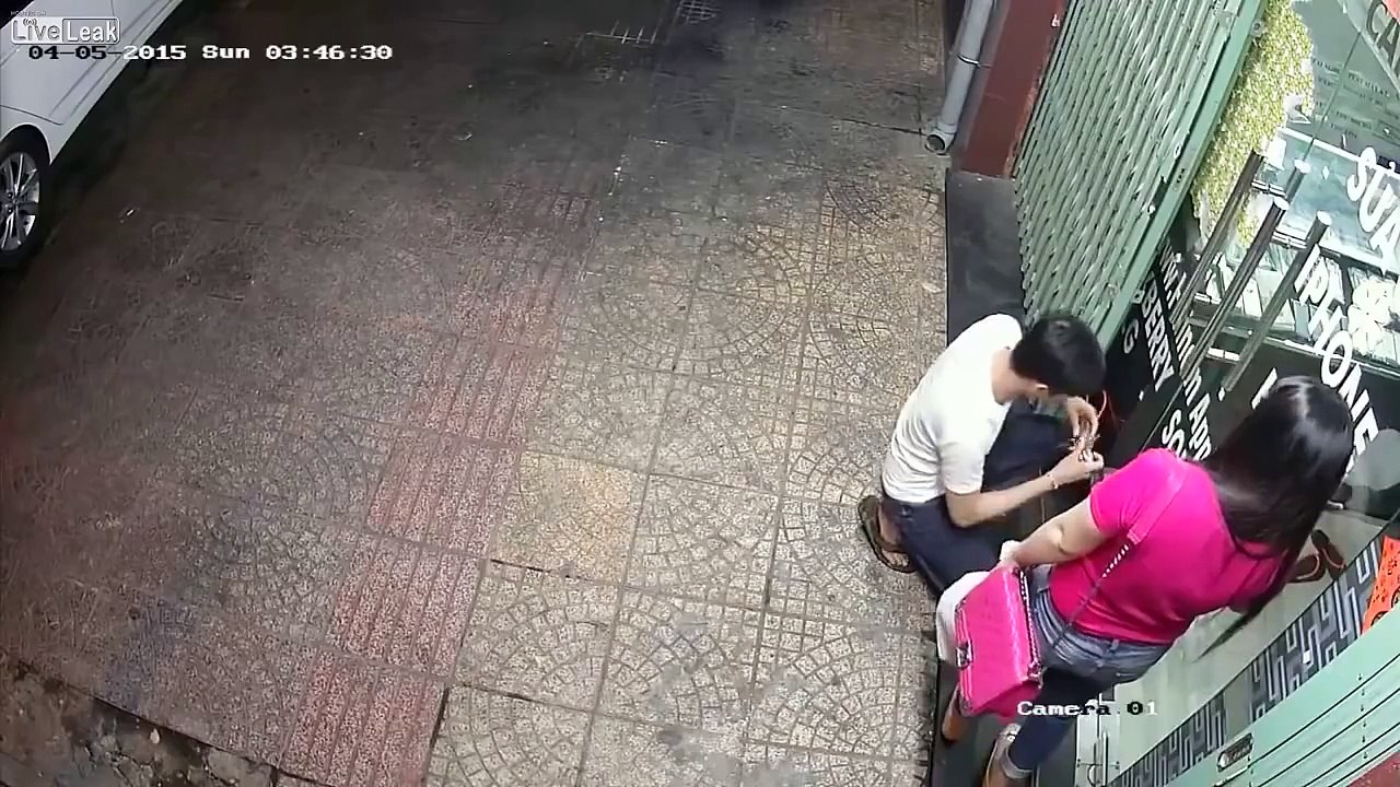 فتاة أمام محل تجاري