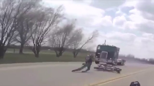 ¡Un salto milagroso le salva de ser atropellado por camión!