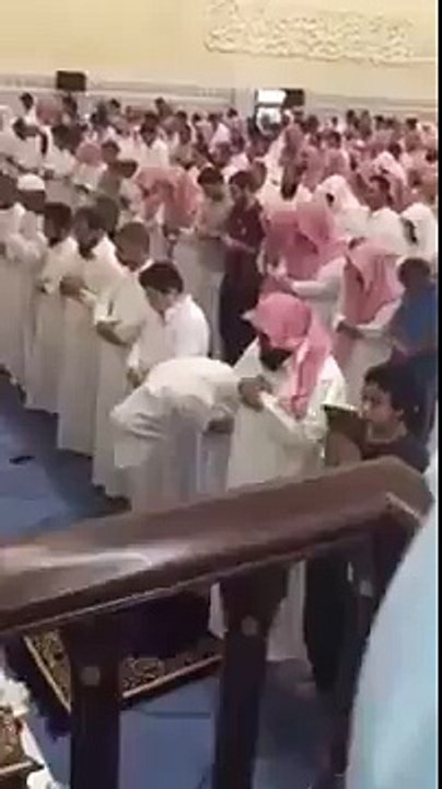 VIDEO INCROYABLE- En pleine seance de prière dans une mosquée, Un djinn n’arrive plus à supporter le récital de coran et se montre