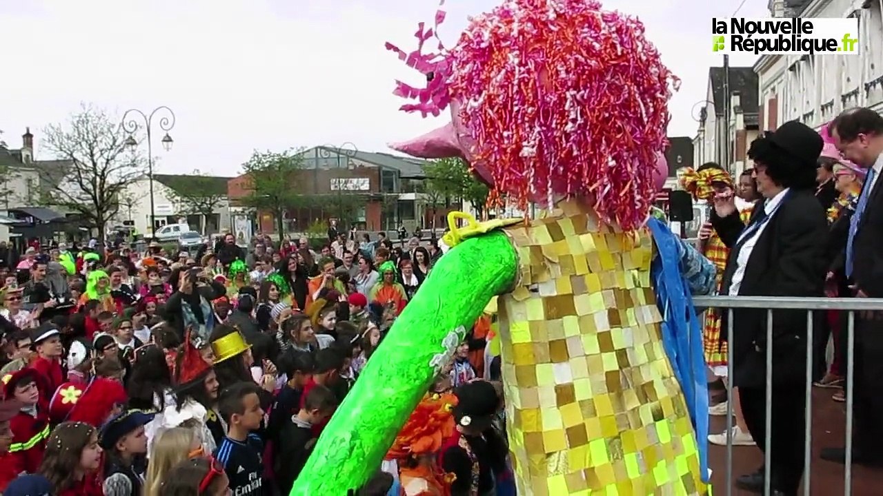 VIDEO. Romorantin : les élèves défilent et dansent pour le Carnaval des Couleurs