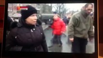 Donetsk civilians yell at the captive Ukrainian soldiers (English and French Subtitles available).