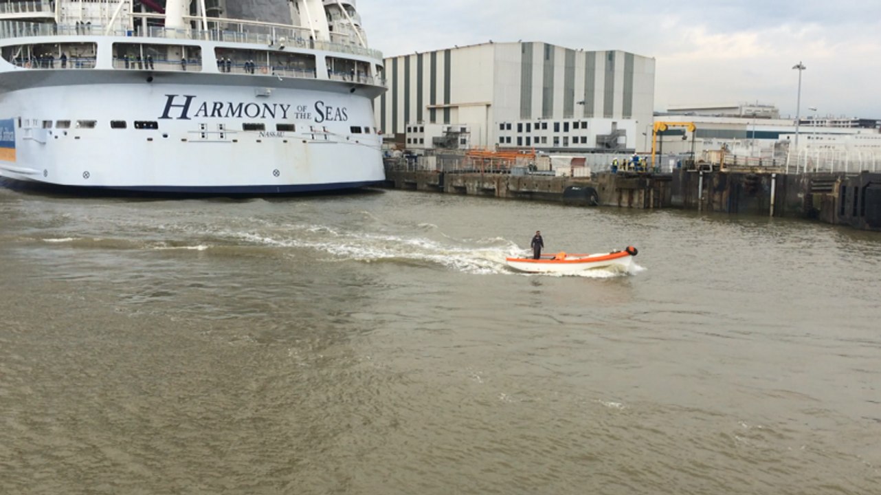 #HarmonyoftheSeas : l'entrée des remorqueurs