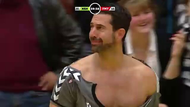 Entrainenur de Handball en mode Hulk pète un plomb après une injustice et la défaite de son équipe