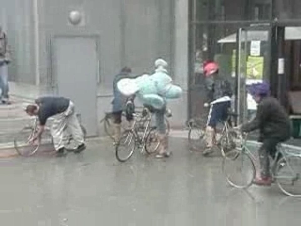 2004-10-14_BikeWar