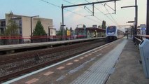 6 bakken VIRM komen door Station Almere Buiten