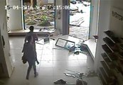Une tornade détruit un magasin en quelques secondes !