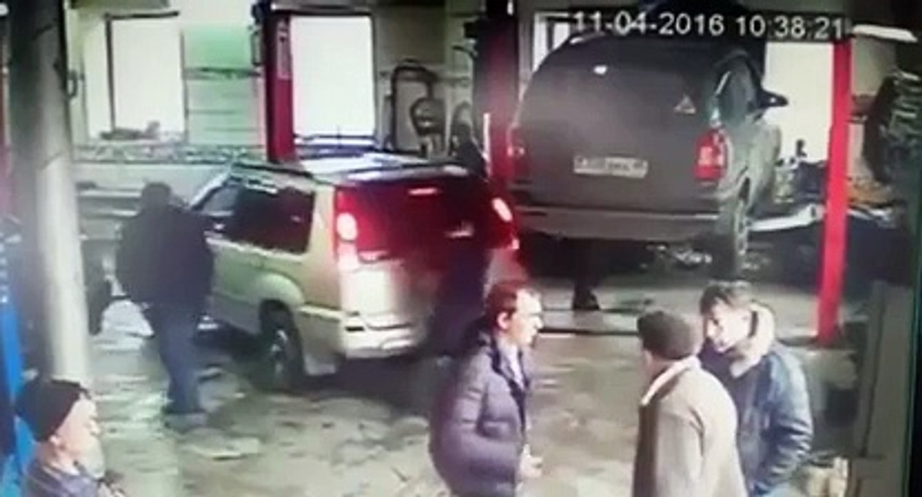 Un abruti sort son véhicule du garage