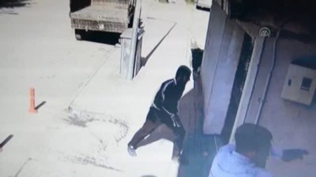 Ensar Vakfı İnegöl Şubesi'ne Taşlı Saldırı Güvenlik Kamerasında