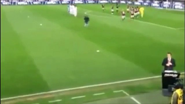 Un haka improbable des joueurs du Milan AC avant le match contre Carpi