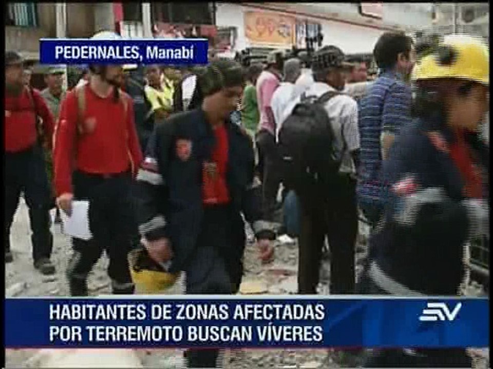 Damnificados rescatan víveres en Pedernales