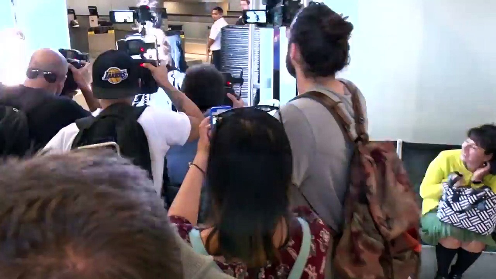 ⁣Popular Videos - Kendall Jenner & Paparazzi