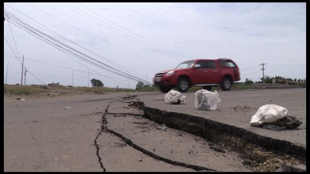 Calles y puentes agrietados ralentizan el paso en Manta tras terremoto-