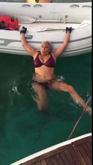 Technique pour monter dans un bateau pneumatique