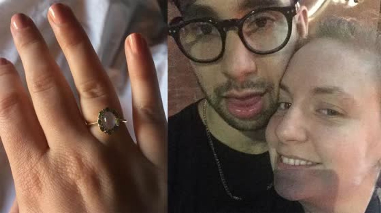 Lena dunhan muestra su anillo de aniversario de piedra lunar