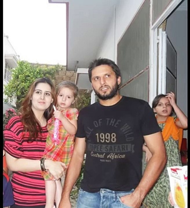 Shahid Khan Afridi with his Wife Nadia Afridi And Daughterz