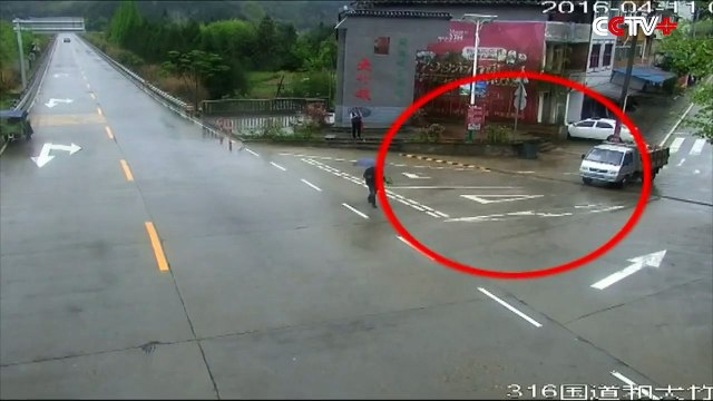 Un piéton frôlé par un camion... Chanceux!