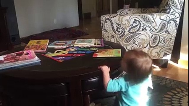 Un enfant joue à cache-cache avec son chien