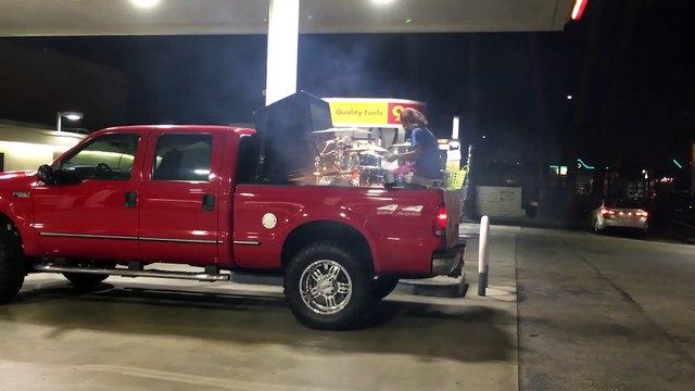 Il joue Purple Rain sur une batterie à l'arrière de son 4x4 pick-up !! RIP Prince