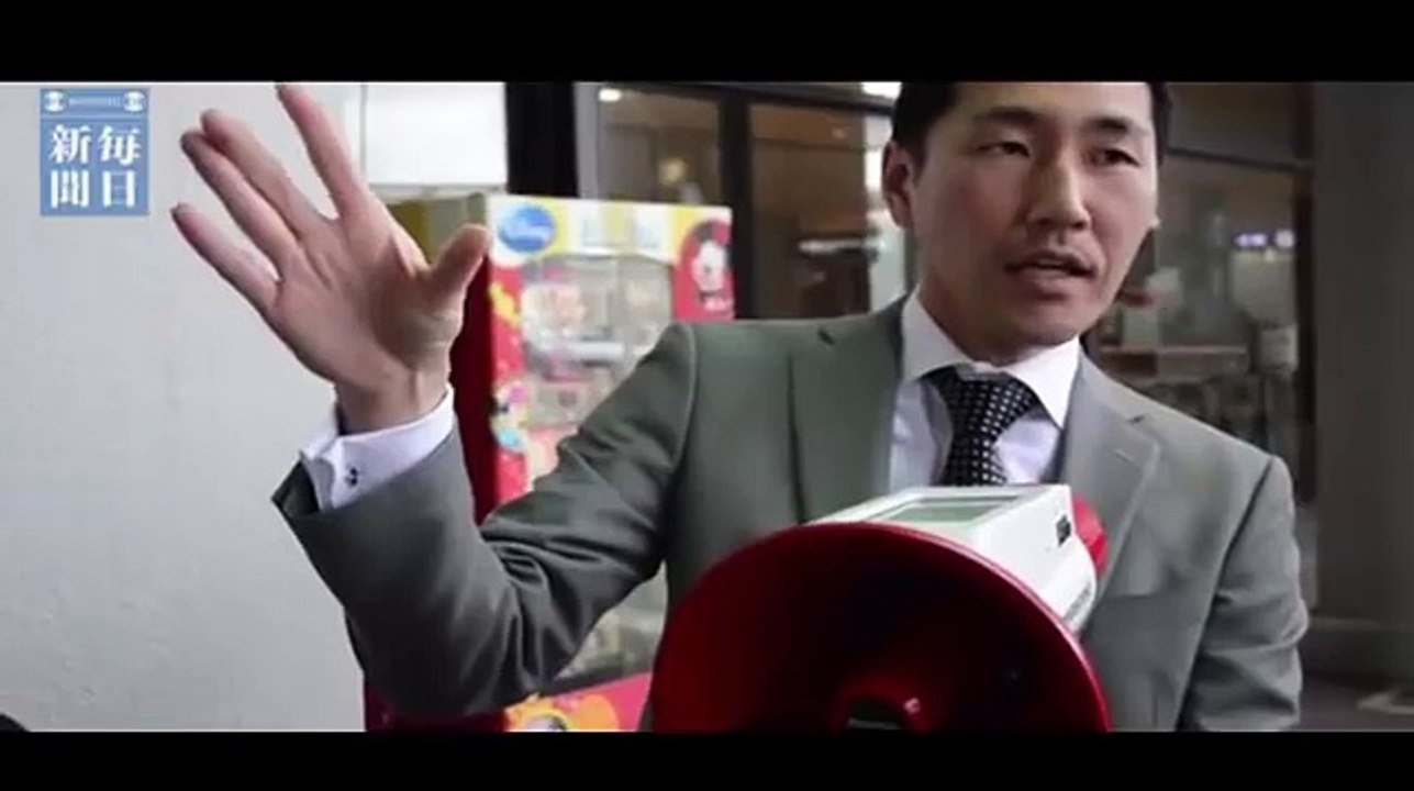 Ce mégaphone traduit en 3 langues immédiatement.. Le futur des syndicalistes !