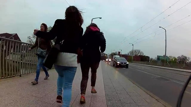 Un cycliste arrête deux voleuses en leur fonçant dedans