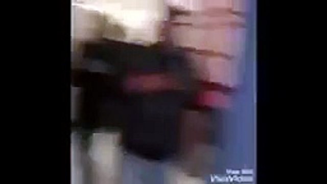 2 filles se battent et soudain... Bim, gros placage de flic