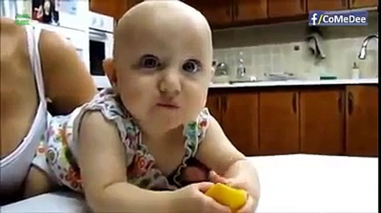 Bebeklerin hayatlarındaki ilk limonu yemeleri