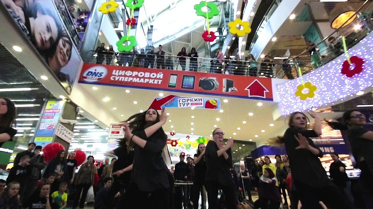 Показательные выступления по брейк-дансу и хип-хопу от школы танцев «Brooklyn» в ТРК «ГОРКИ»