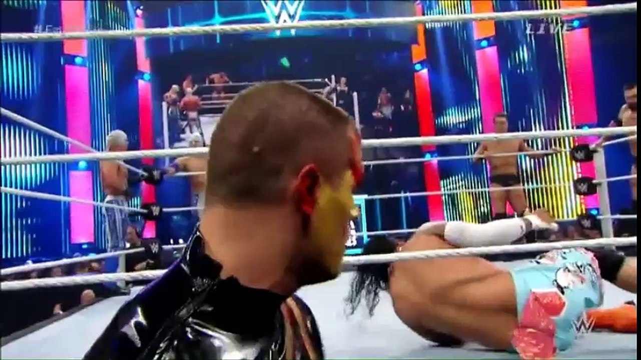 Damien Mizdow et The Miz vs Goldust et Stardust (c) vs Los Matadores (Diego et Fernando) vs The Usos (Jey et Jimmy)