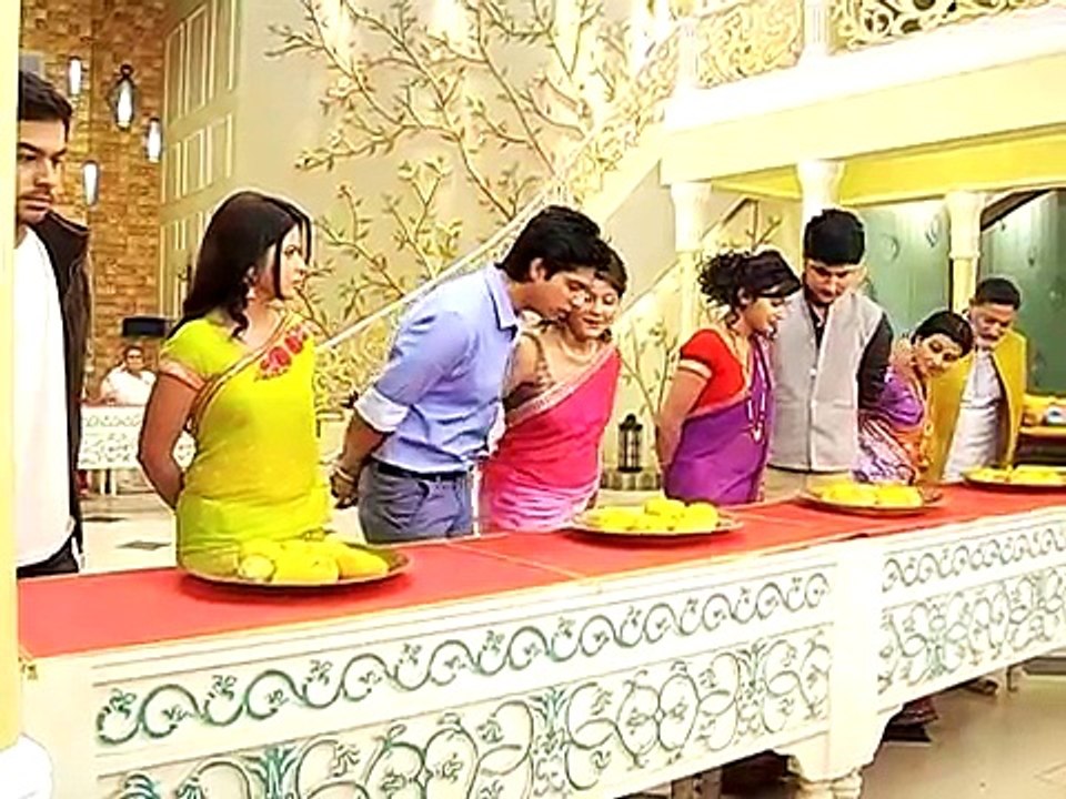 Thapki Pyaar Ki - Romantic Scene -22nd April 2016- Thapki & Bihan share a mango