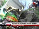 Mobil Boks Terjun Menabrak Pembatas Jembatan