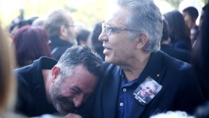 Cem Yılmaz'dan, Attila Özdemiroğlu'nun Cenazesindeki Eleştirilen Fotoğrafına Jet Yanıt