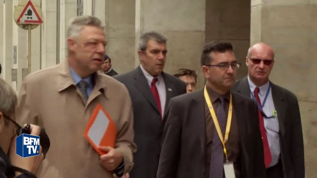 Attentats de Bruxelles: un mois après, les parlementaires belges déposent une gerbe à la station Maelbeek