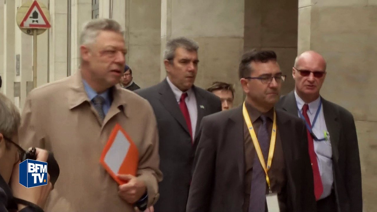 Attentats de Bruxelles: un mois après, les parlementaires belges déposent une gerbe à la station Maelbeek