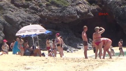 Alanya'da Tatilciler Denize Girip Güneşlendi