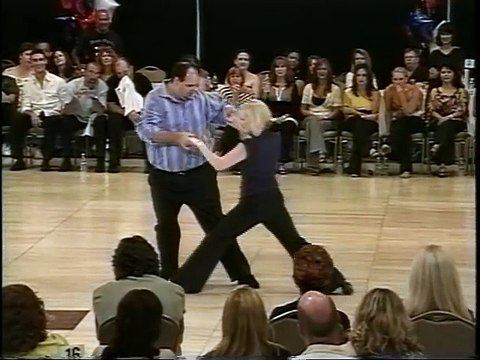 Les spectateurs sont sceptiques quand il arrive sur scène. Mais peu après, ils commencent à applaudir!