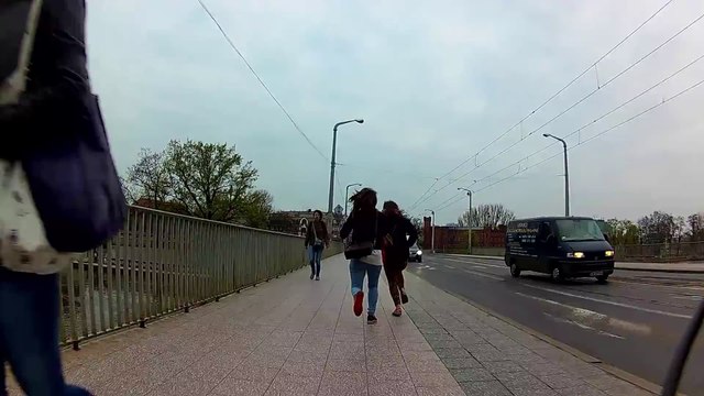 Un cycliste se jette sur des voleuses pour les arrêter et récupérer le portable d'une victime