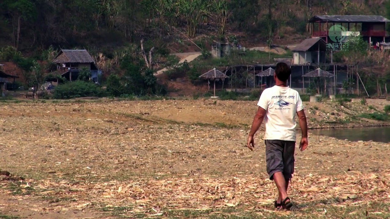 L’homme appelle le nom de quelqu’un et attend. Peu après, ses amis arrivent en galopant!
