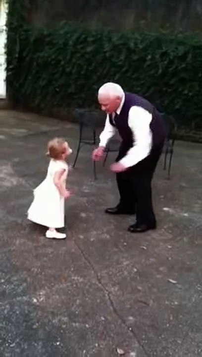 Grand-papa lui demande pour une danse spéciale lors d'un mariage, gardez un oeil sur ses petits pieds!
