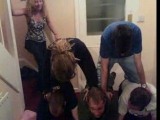 Regis et ses Amis font une pyramide