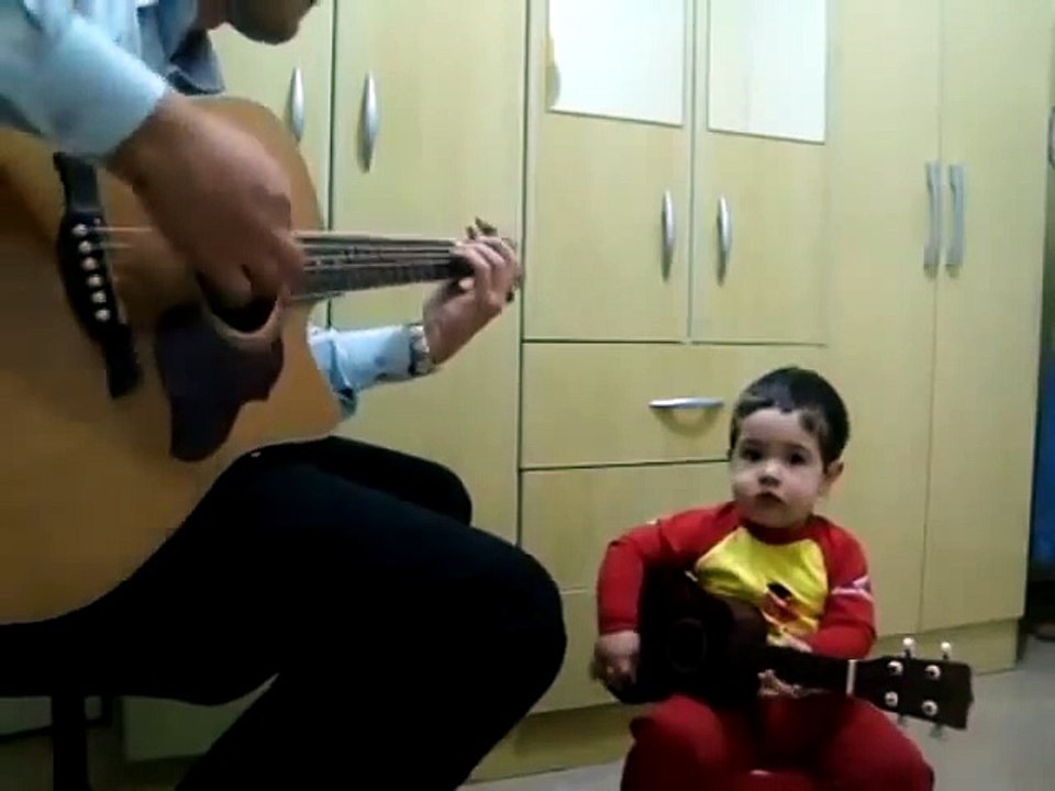 Ce papa essaye d’apprendre la guitare à son fils mais quand il commence à chanter, il n’en croit pas ses yeux !