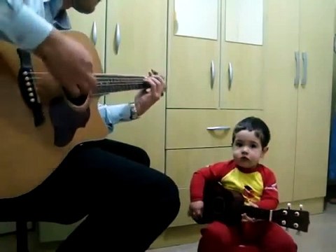 Ce papa essaye d’apprendre la guitare à son fils mais quand il commence à chanter, il n’en croit pas ses yeux !
