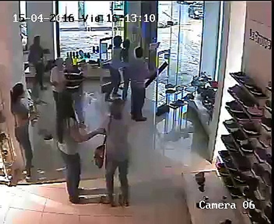 La violente tornade en Uruguay filmée depuis l'intérieur d'une boutique
