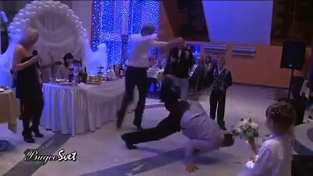 Думаете у вас самая веселая свадьба! Посмотрите это